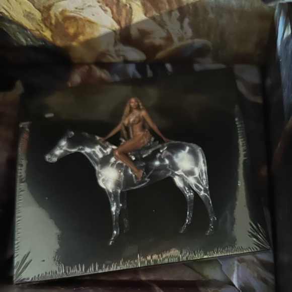 Beyoncé Renaissance Box Set -Pose 3 - Picture 6 of 6